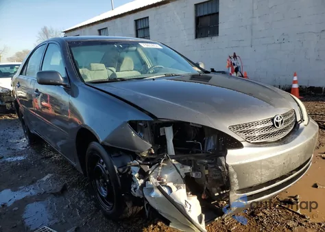 2004 Toyota Camry Le z USA, uszkodzony, nr VIN 4T1BE32K04U881822